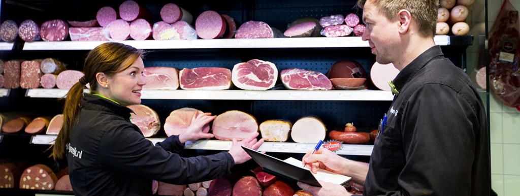 slagers overleggen bij vleeswarentoonbank - slider 1220x460