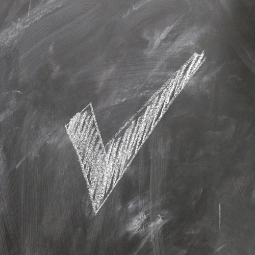 vinkje op grijze achtergrond-500x500