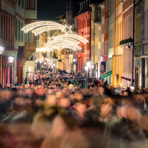 winkelstraat versierd kerst verlichting sfeer-500x
