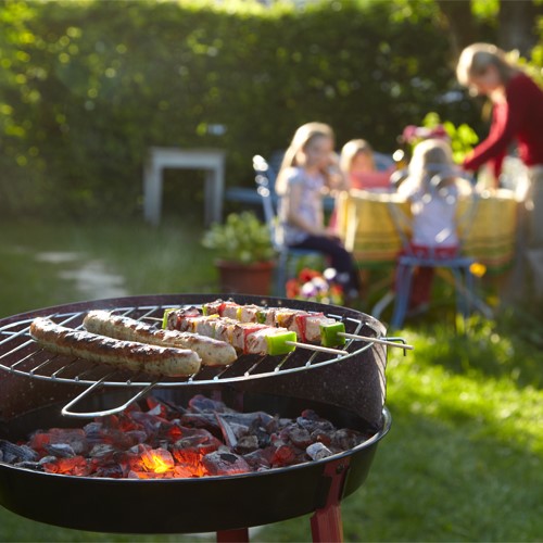 barbecuen met gezin in de tuin-500