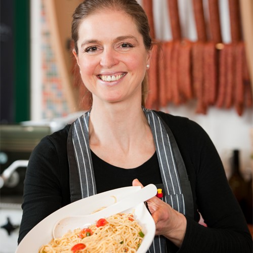 medewerker toont schaal met pasta-500xxx