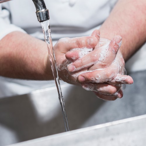 handen wassen bij kraan-500