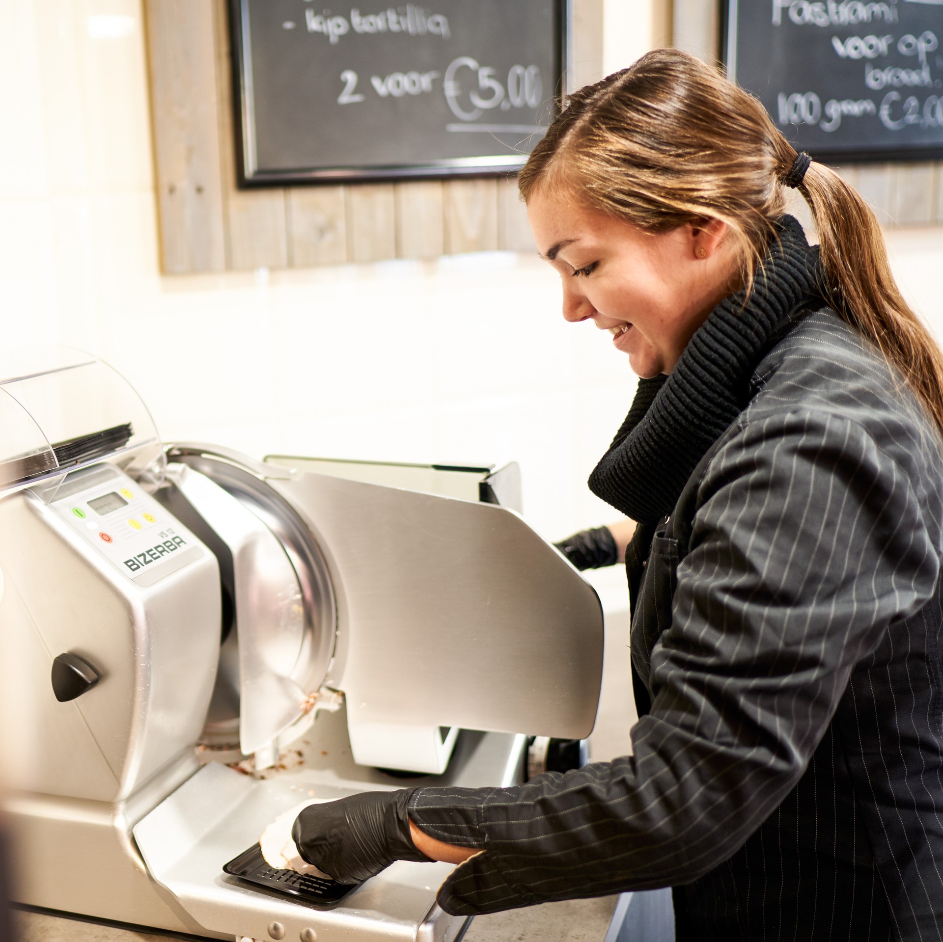 medewerker snijmachine 500x500